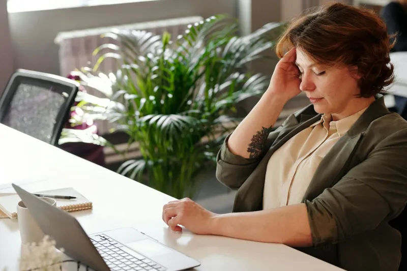 Dolor cervical por ordenador: causas y soluciones reales