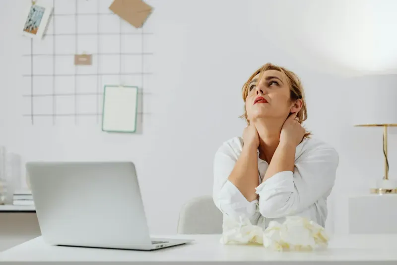 Dolor de espalda por trabajar en casa: causas y soluciones