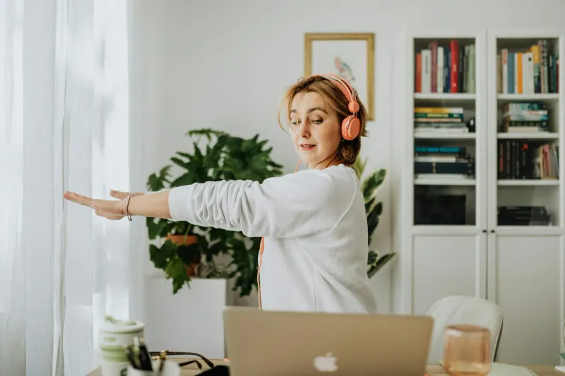 Ejercicios y estiramientos en la silla de oficina: guía