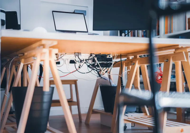 Cómo organizar los cables de tu escritorio